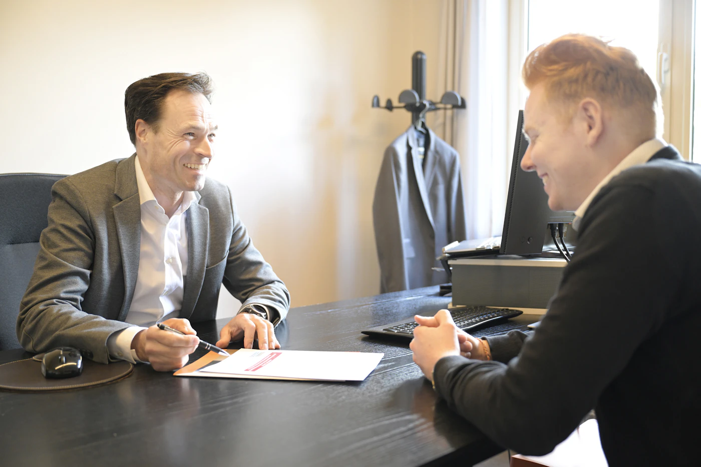 Beratungsgespräch am Schreibtisch