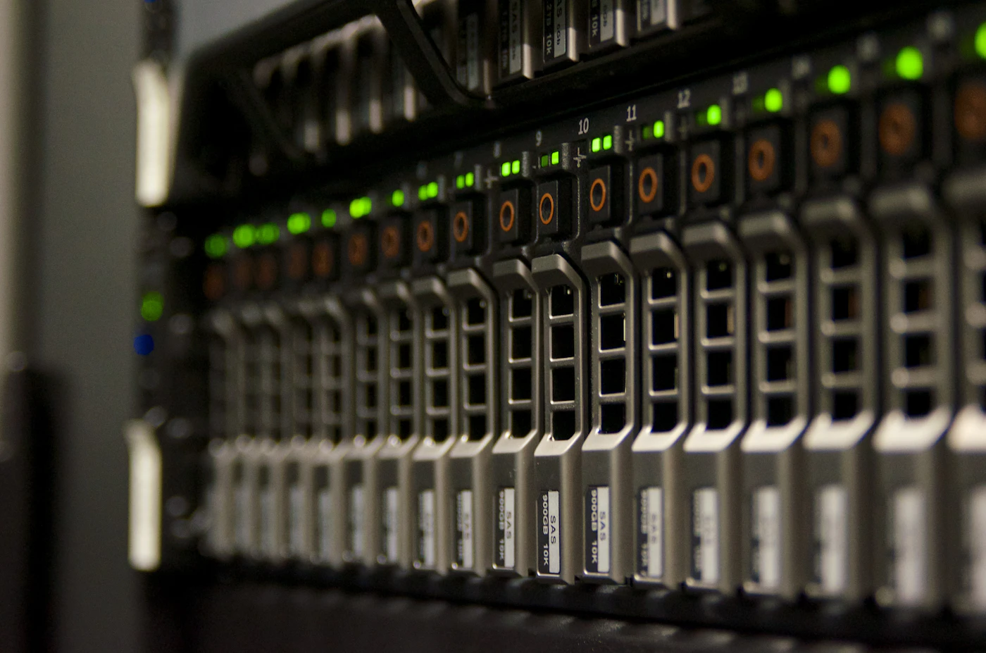 Server-Rack mit grünen Status-Lampen