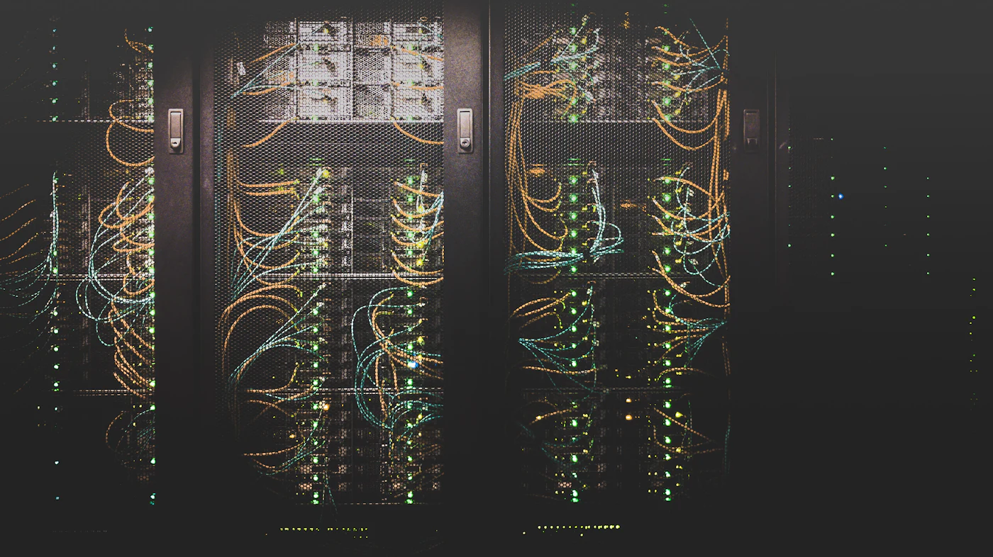 Server-Racks mit Kabeln und Status-Lampen im Rechenzentrum